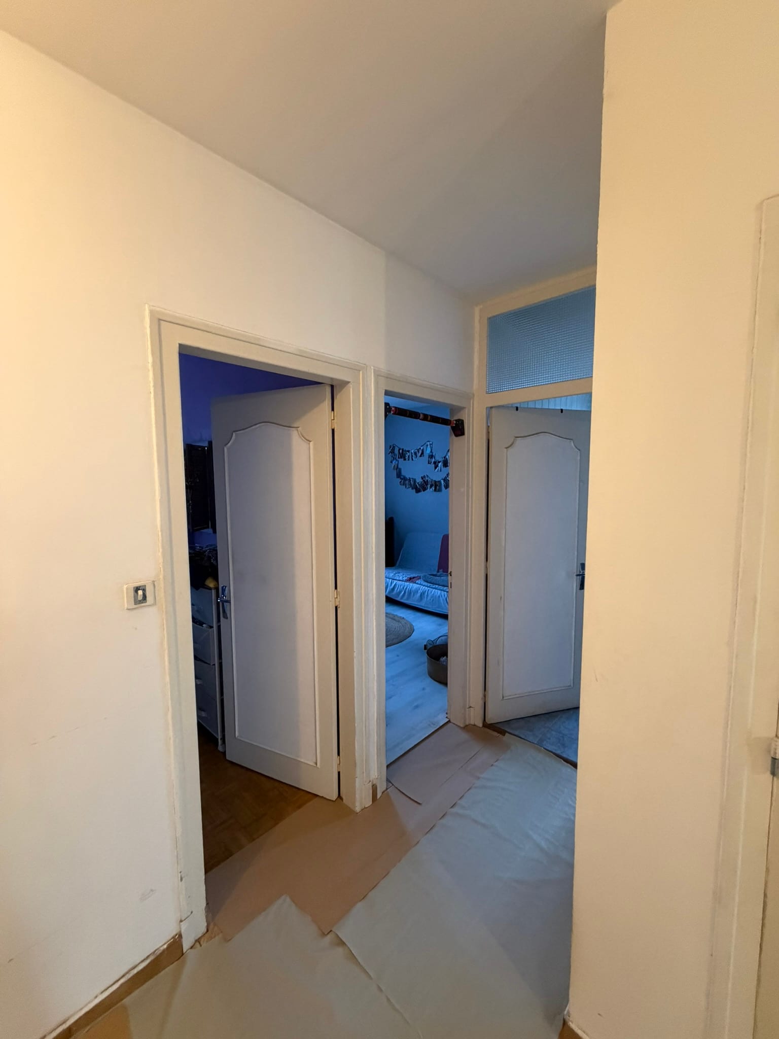 Couloir non ratissé, non peint et avec beaucoup de défauts
Encadrement de portes jaunâtres avec le temps