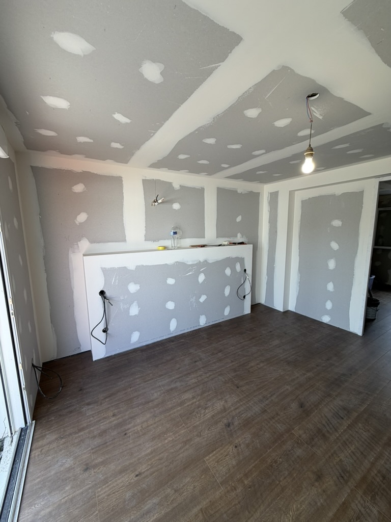 Bandes à placo, pose de parquet et mise en peinture (chantier en cours) pour cette toute nouvelle chambre