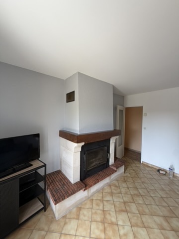 Salon/séjour repeint au niveau des murs et ratissage/peinture au niveau du plafond pour rattraper les fissures