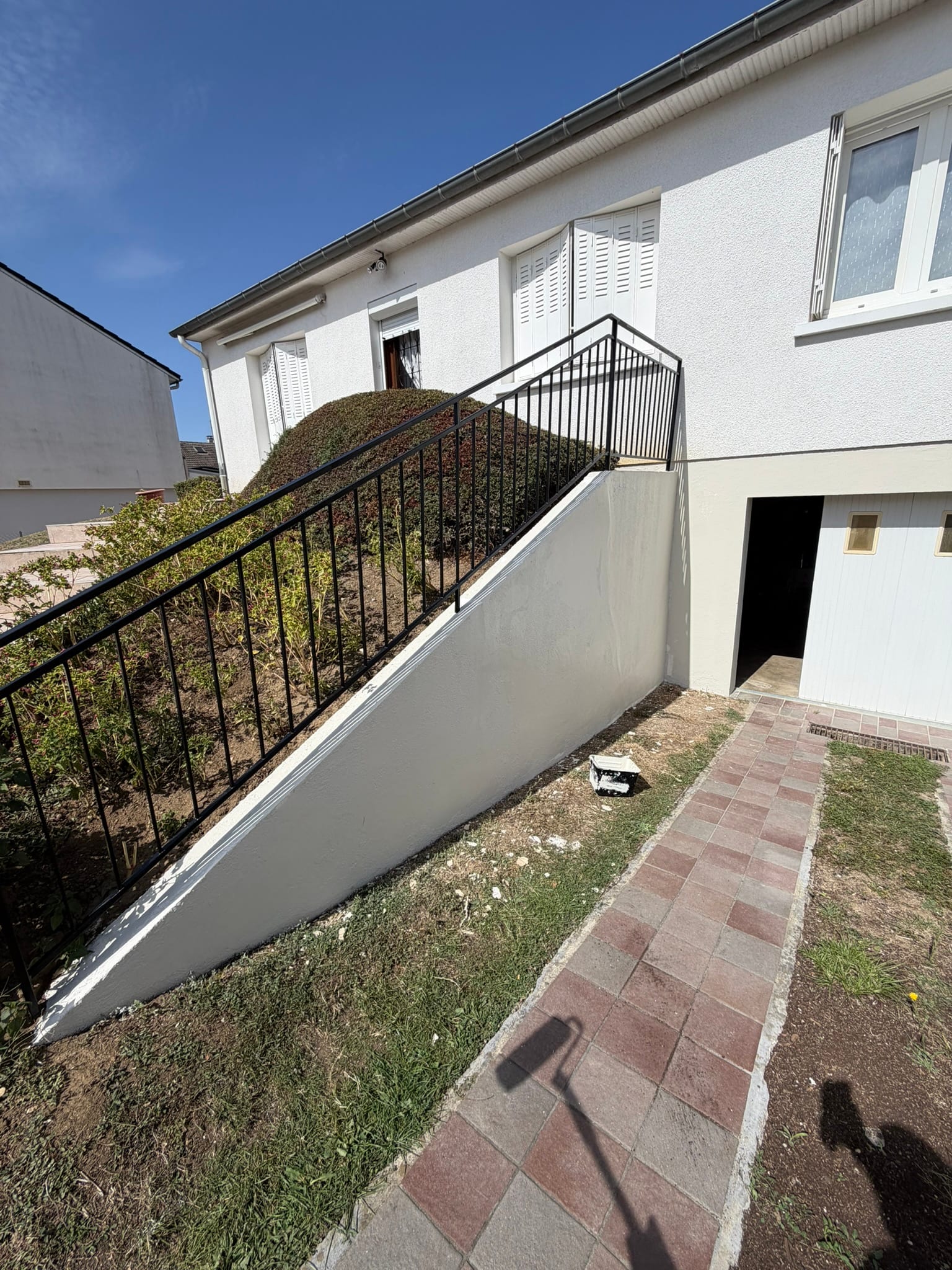 Façade lavée au kasher, rattrapage d'enduit et mise en peinture