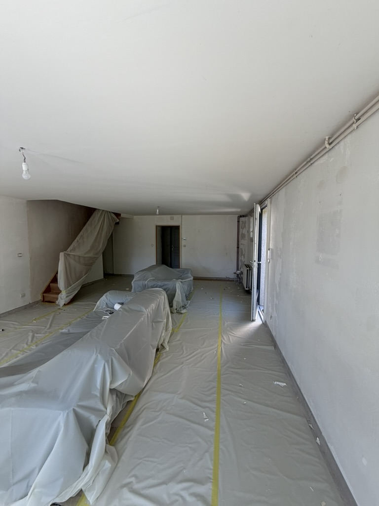 Salon/séjour détapissé, murs et plafond très abîmés