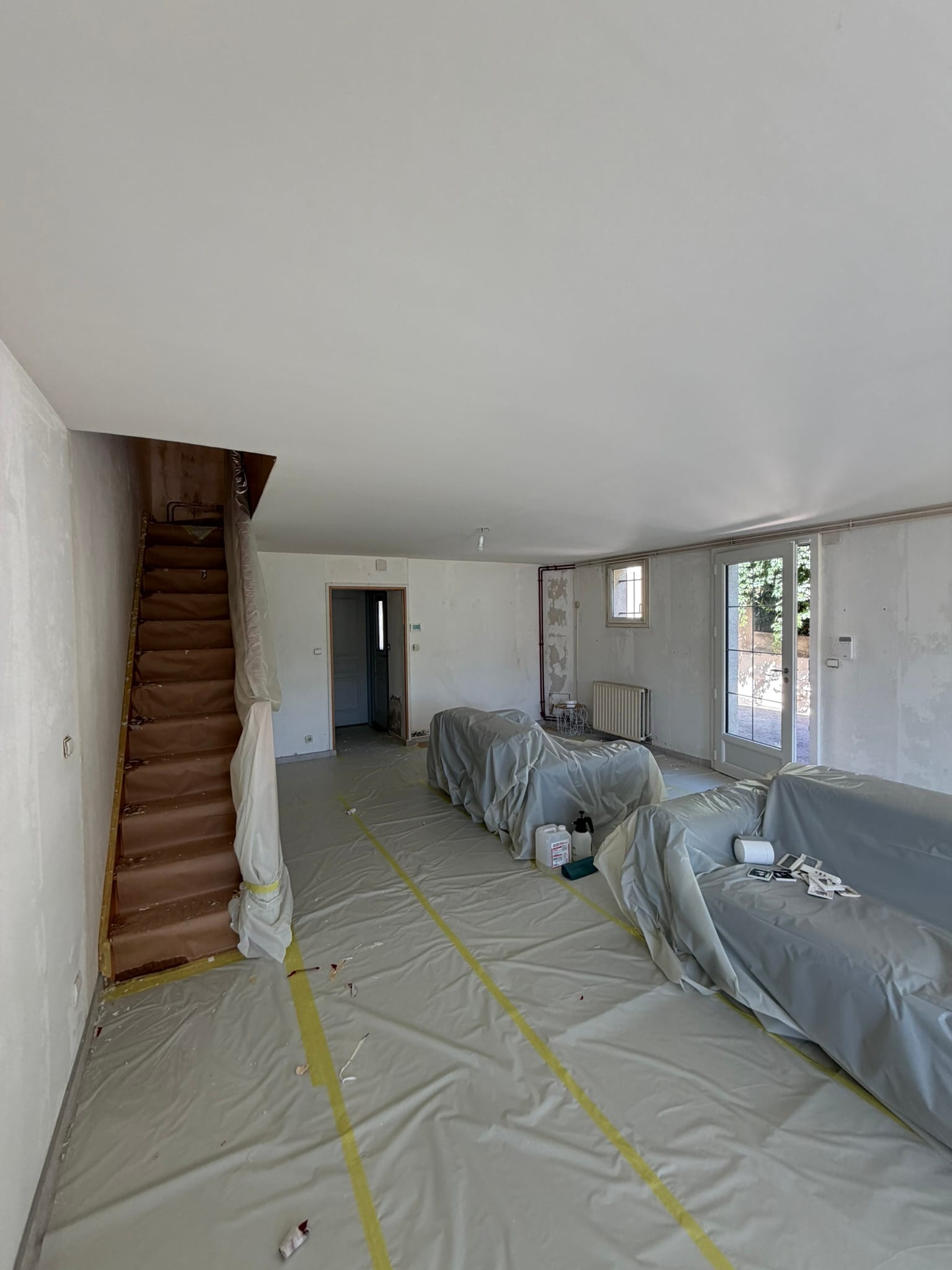 Salon/séjour détapissé, murs et plafond très abîmés