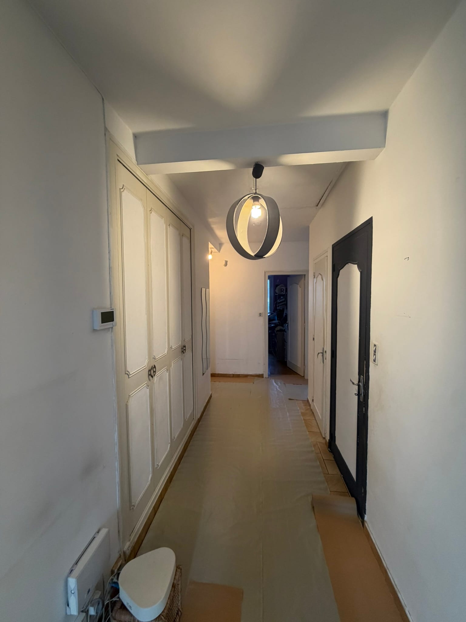 Couloir non ratissé, non peint et avec beaucoup de défauts