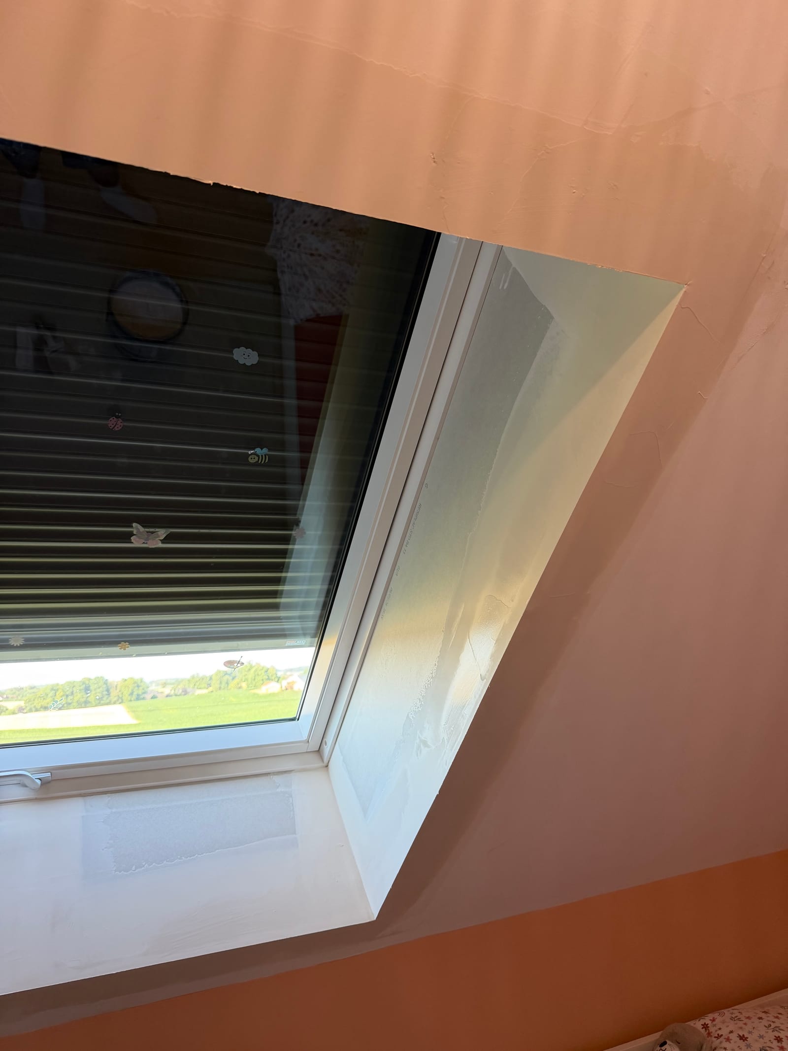 Reprise de bandes d'un contour de velux dans une chambre d'enfant