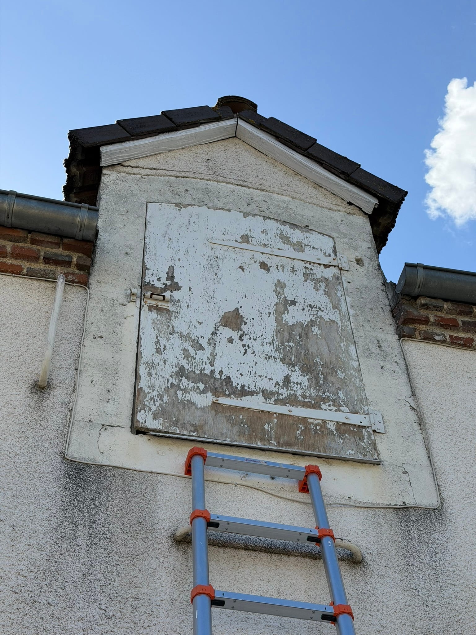 Façade et volet de lucarne avant travaux, peinture extérieure, peintre à Bourges (18)