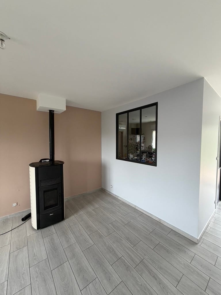 Séjour avec mur d'accent taupe et verrière atelier, mise en couleur à Bourges (18)