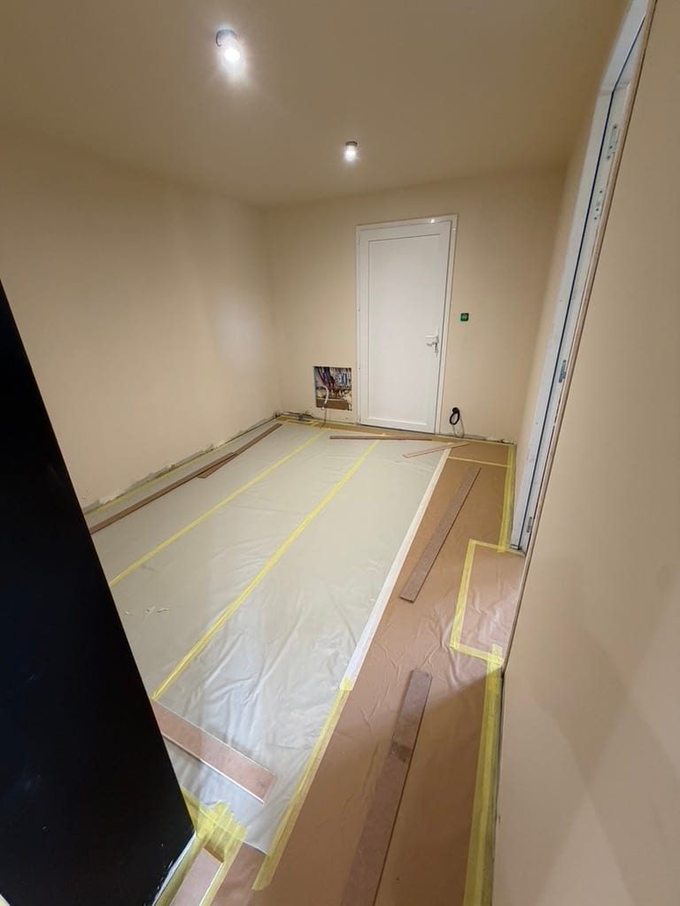 Entrée en préparation, sol protégé avant mise en peinture, chantier à Bourges