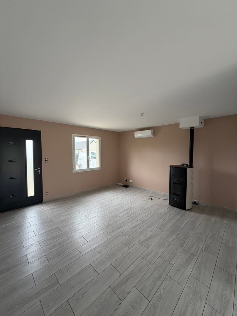 Séjour aux murs taupe avec entrée noire, peinture décorative à Bourges