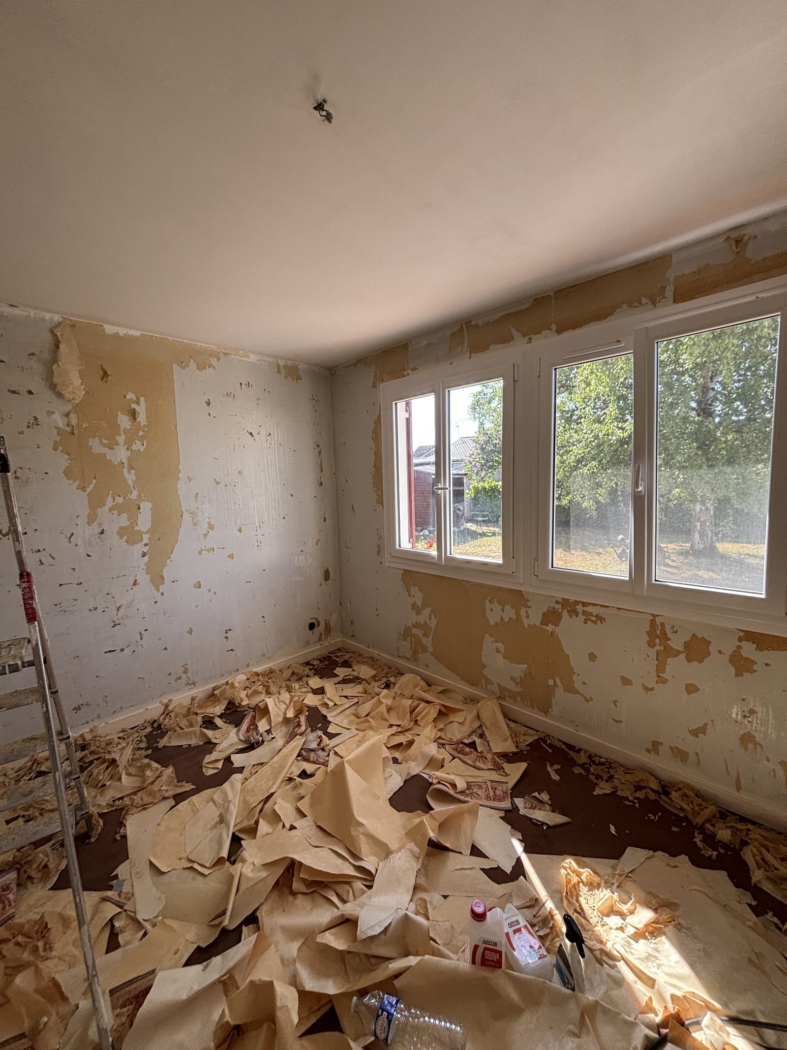 Chambre avant travaux, ancien papier peint décollé et murs abîmés, chantier de rénovation à Bourges