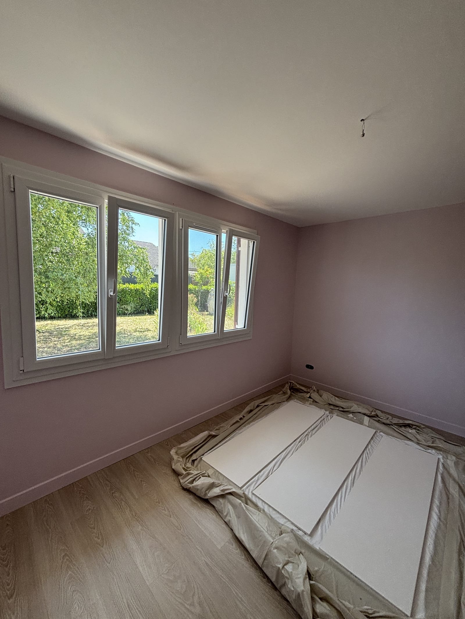 Chambre repeinte en rose poudré, peinture décorative à Bourges (18)
