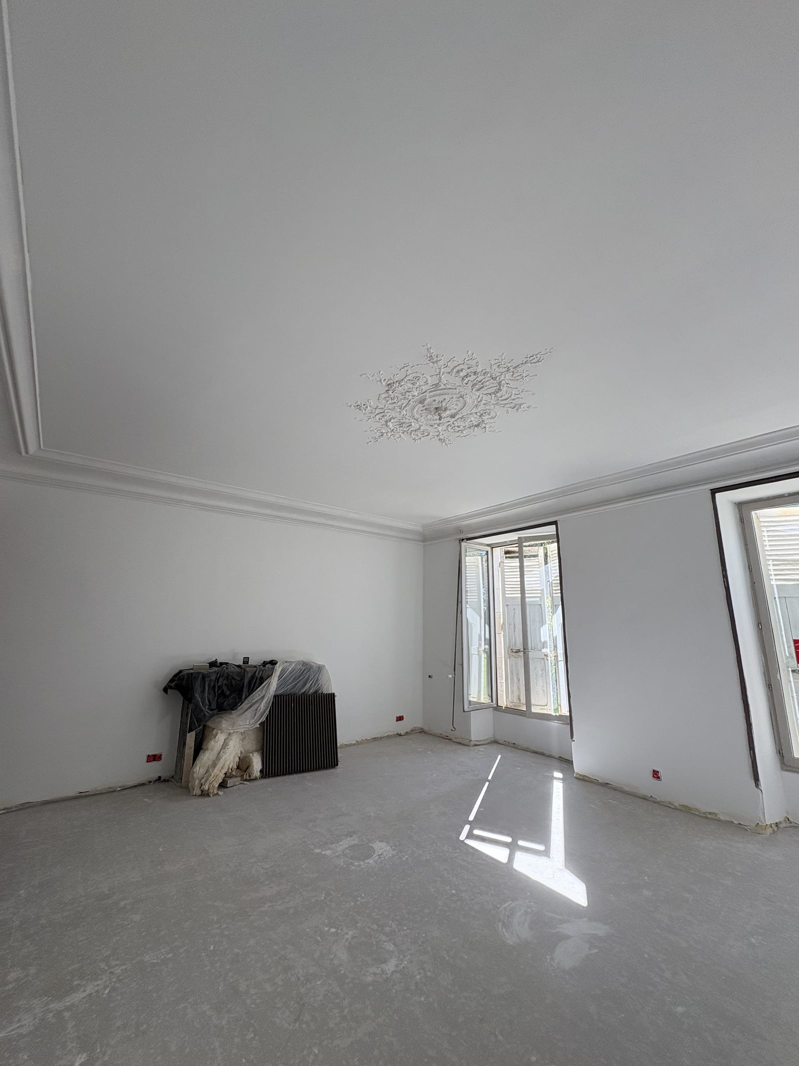 Salon de caractère rénové en blanc, rosace de plafond préservée, peintre à Bourges (18)