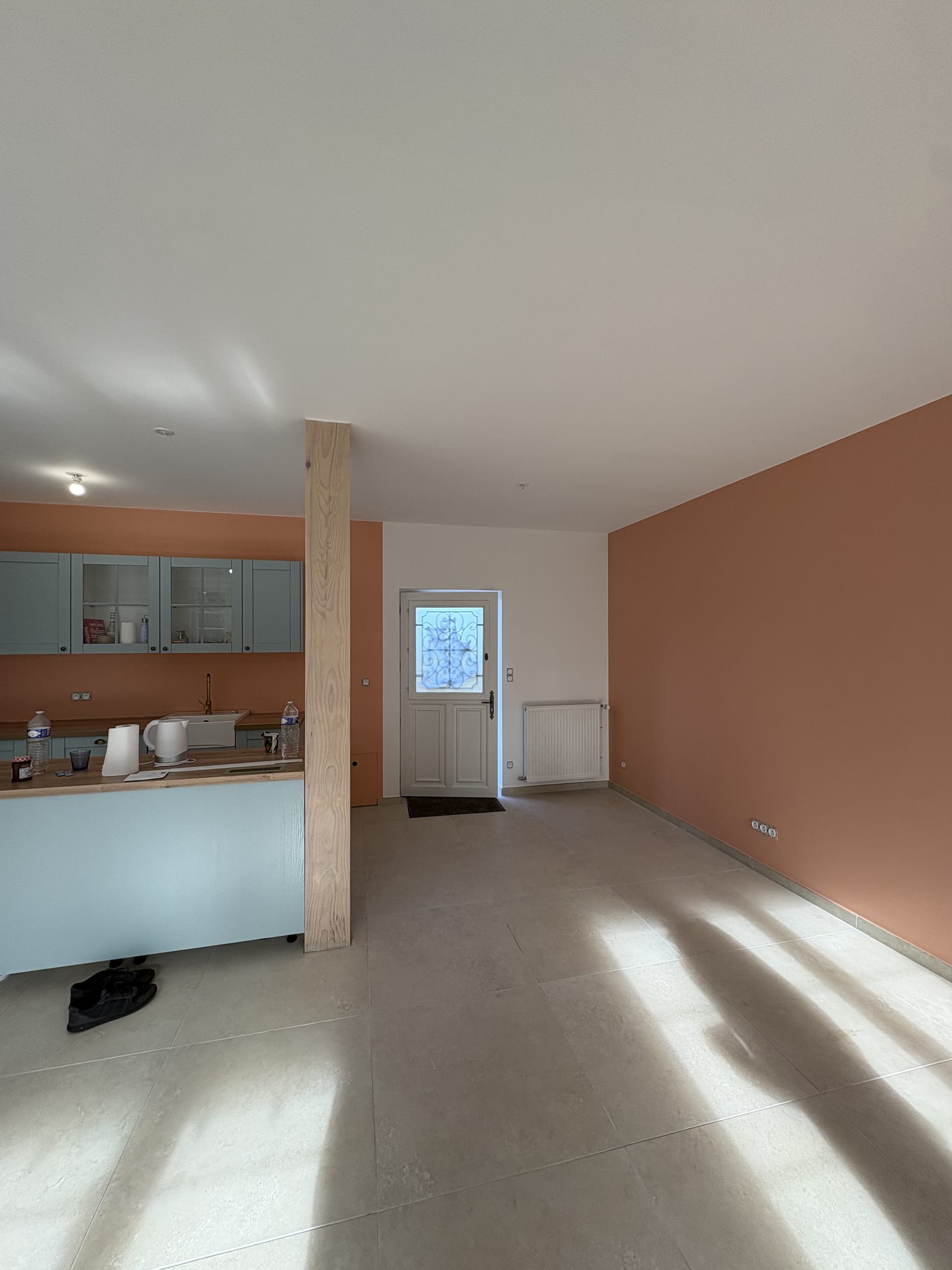Cuisine ouverte avec mur terracotta, peinture et décoration à Bourges (18)