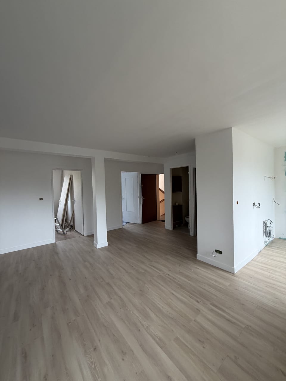 Pièce de vie ouverte repeinte en blanc avec parquet, peintre à Bourges (18)